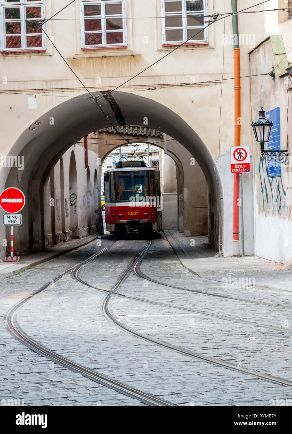 Straßenbahn in der Altstadt von Prag. Stockfoto