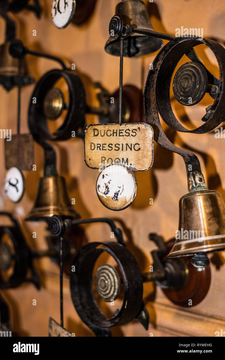 Etikett lesen 'Duchess Ankleidezimmer' auf Diener bell Board im alten Landhaus, England Stockfoto
