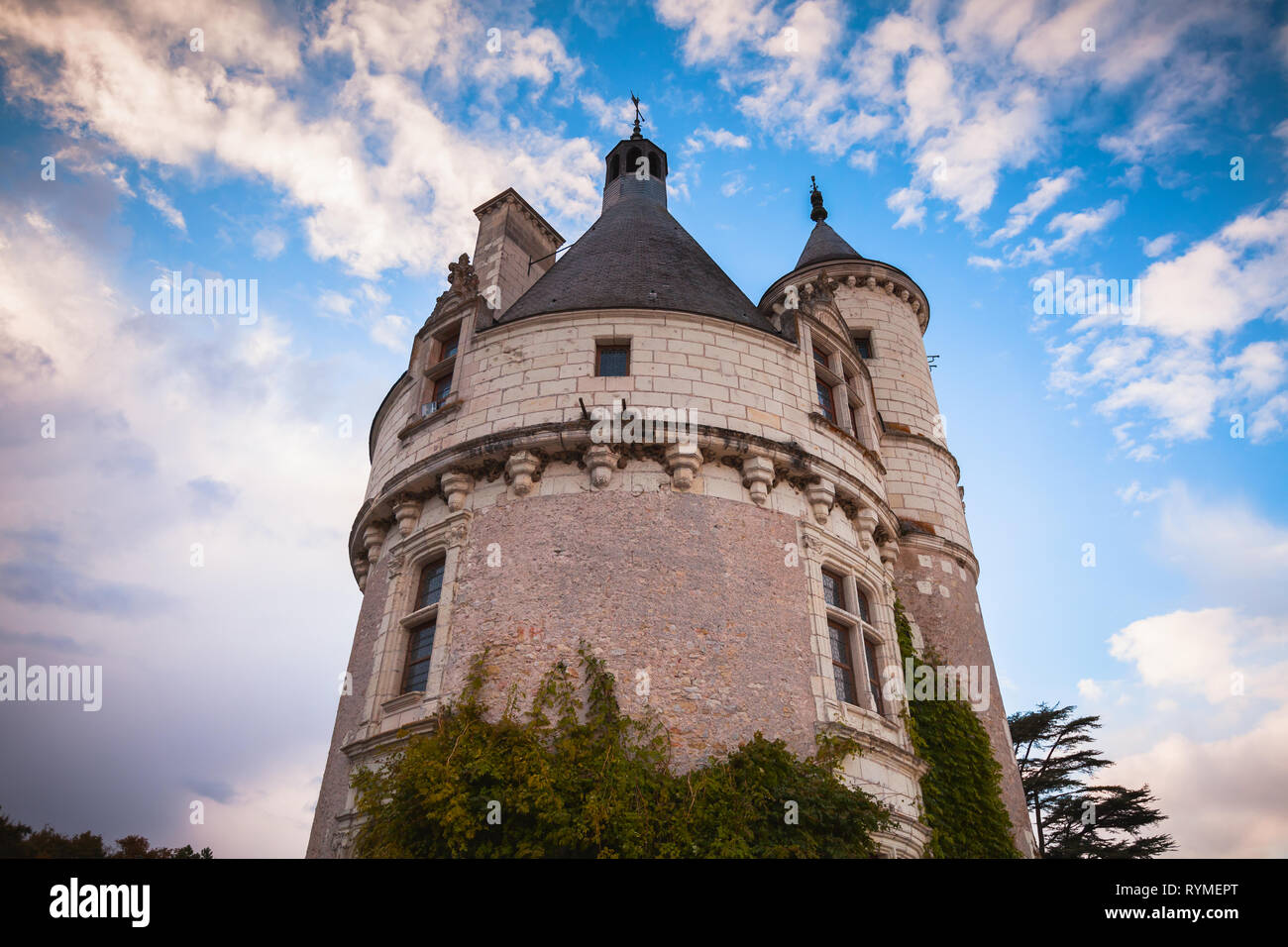 Chenonceau, Frankreich - 6. November 2016: Türme des Chateau de Chenonceau bei bewölktem Himmel, mittelalterliche Burg, Tal der Loire. Es wurde im 15. Jahrhundert Stockfoto