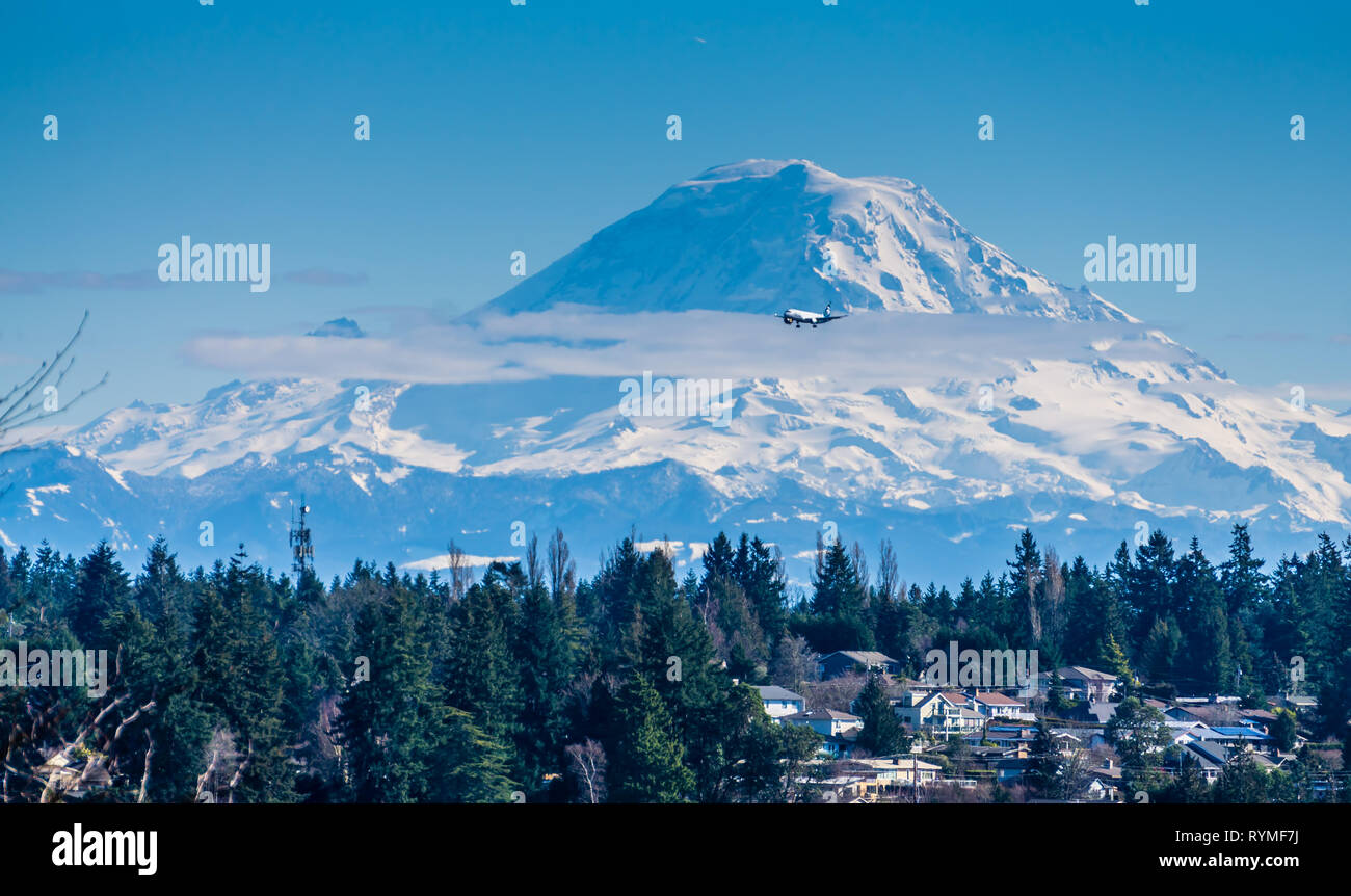 Ein Blick auf den Mount Rainier und Wohnungen. Stockfoto