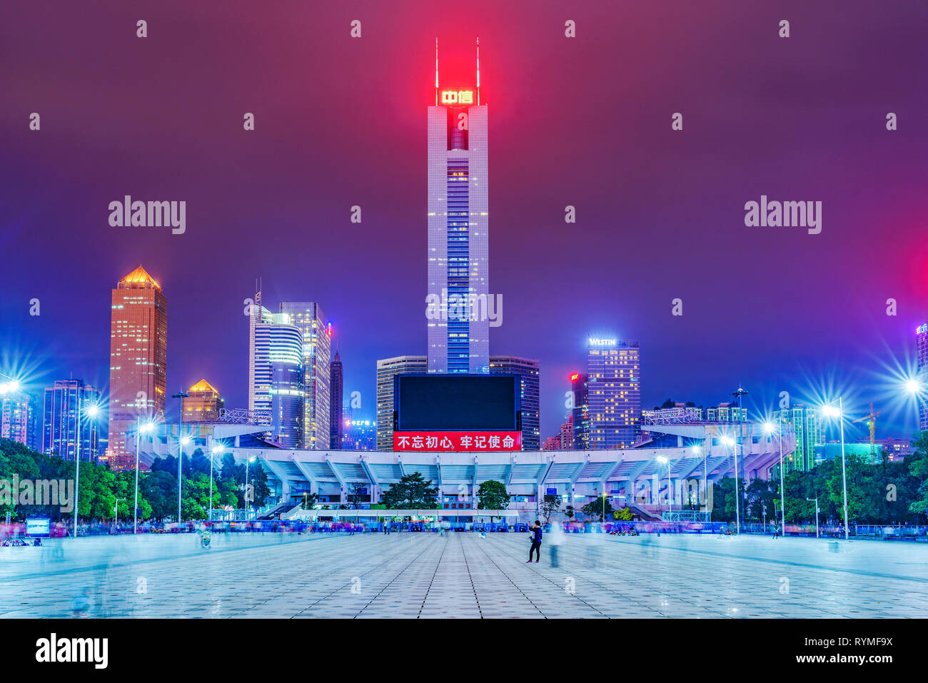 GUANGZHOU, China - Oktober 18: Dies ist eine Nachtansicht der Tianhe Sportzentrum Stadion, ein beliebter Sport Center in der Innenstadt am 18. Oktober, 2. Stockfoto