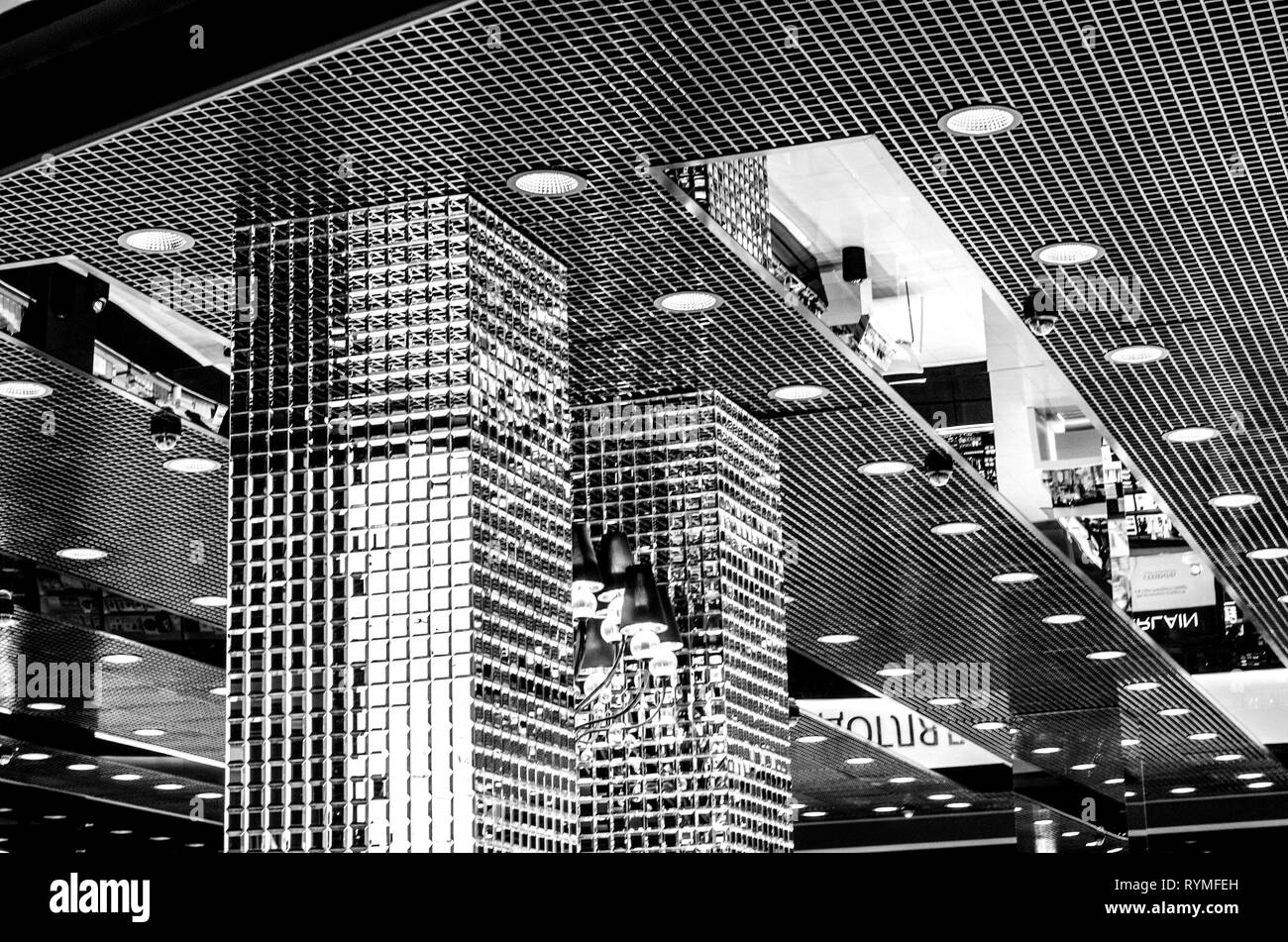 Foto von Vitrinen im City Shopping Centre. Schwarze und weiße Dynamic Photo. Stockfoto