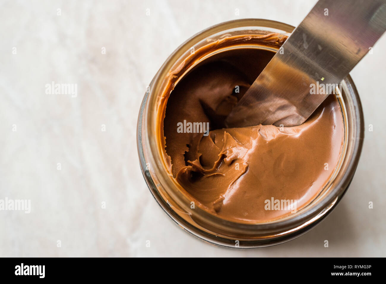 Raw Organic Almond Butter Creme im Glas zum Frühstück. Stockfoto