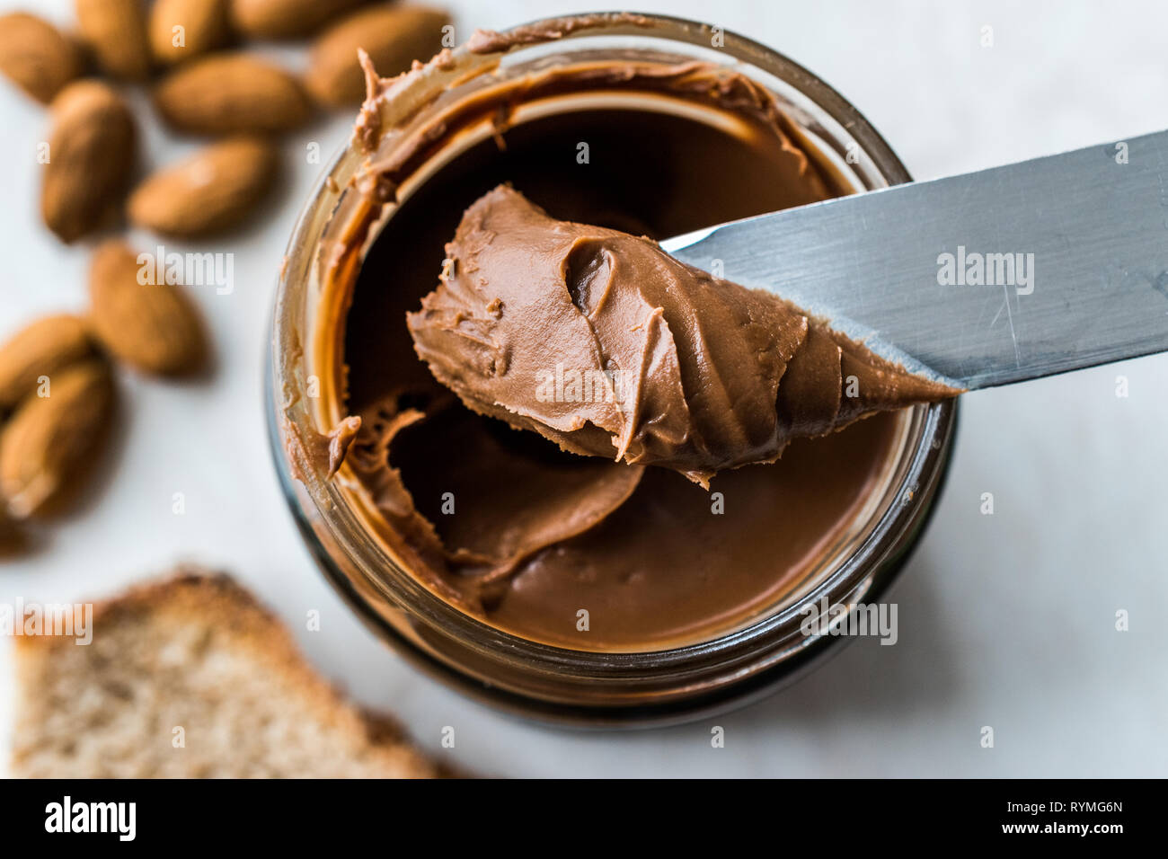 Raw Organic Almond Butter Creme im Glas zum Frühstück. Stockfoto