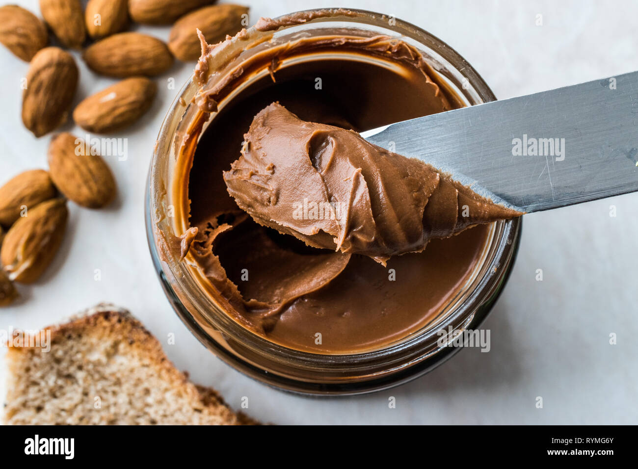 Raw Organic Almond Butter Creme im Glas zum Frühstück. Stockfoto