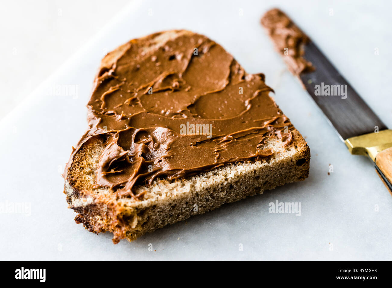 Raw Organic Almond Butter Creme mit Brot zum Frühstück. Stockfoto