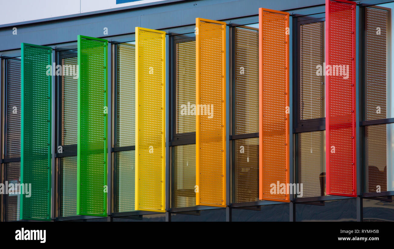 Bunte Lamellen Hintergrund. Verschiedene Rainbow Color windows Fassade  Muster eines modernen Gebäudes. Abstrakte Jalousien Design und Architektur  Konzept. Ausschalten Stockfotografie - Alamy