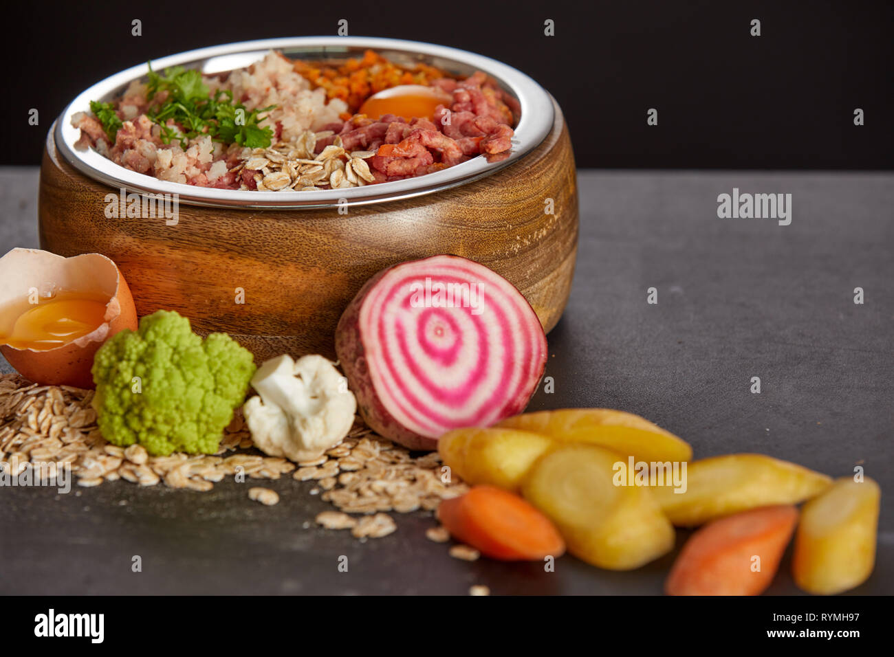 Barf gesundes Futter für Hunde Konzept mit Mix aus frischem Gemüse und Fleisch in Houten, in enger gesehen - bis Stockfoto