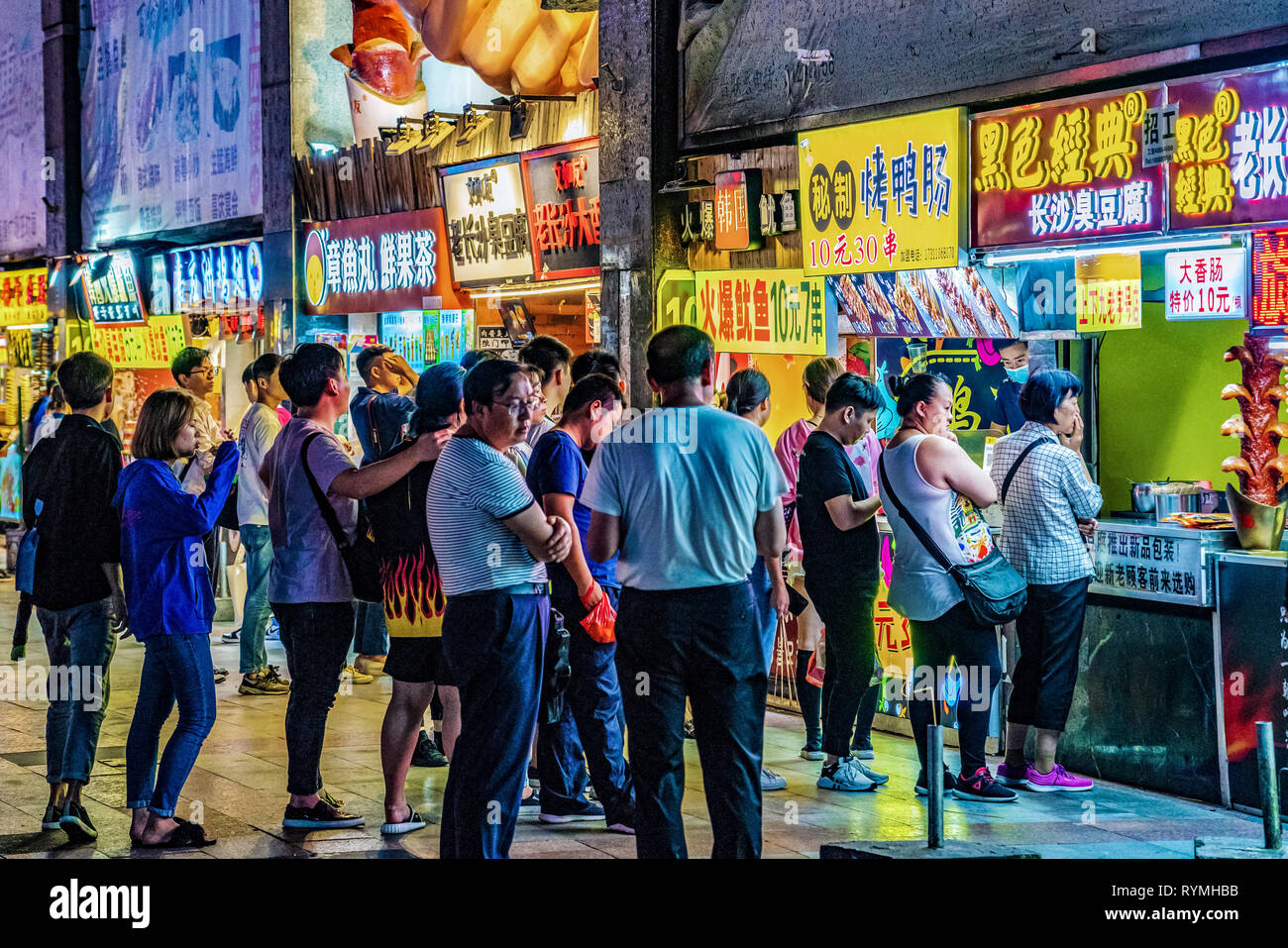 GUANGZHOU, China - 22. Oktober: die Leute Schlange stehen in der Nacht die Market Street Food Anbieter Sanxiajiu Fußgängerzone am 22. Oktober 2018 in Guangzhou Stockfoto