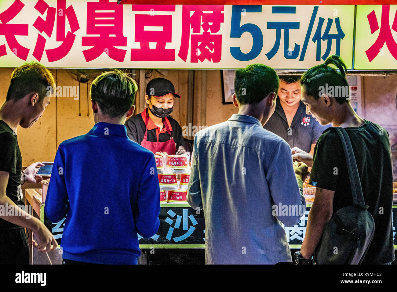 GUANGZHOU, China - 22. Oktober: Menschen kaufen Essen in Night Market Street Food Anbieter auf Sanxiajiu Fußgängerzone am 22. Oktober 2018 in Guangzhou Stockfoto