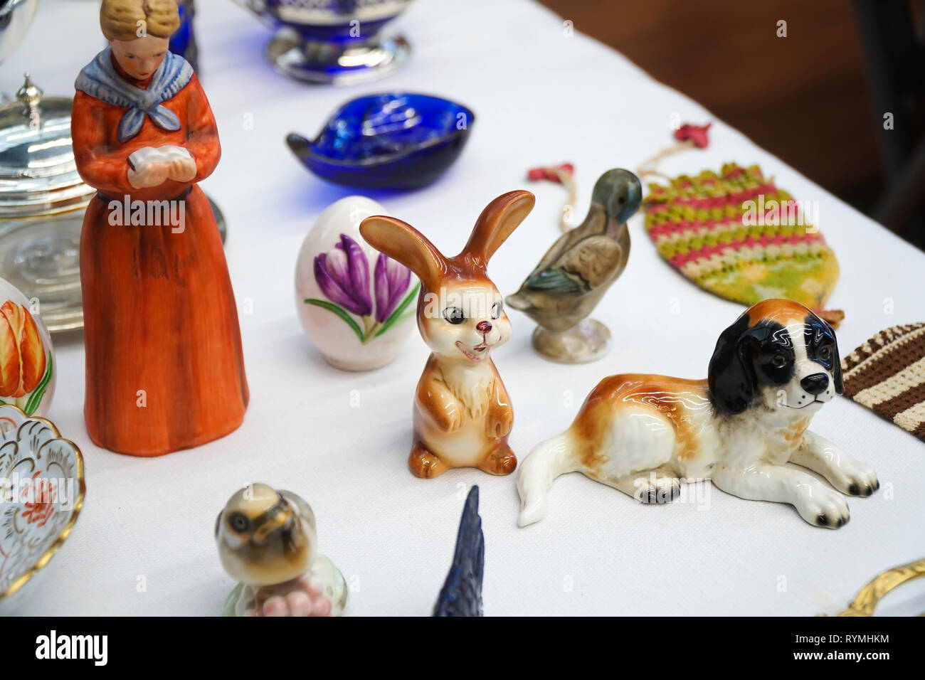 Schnickschnack der Osterhase, Ei und Hund mit anderen in einem Geschäft Stockfoto