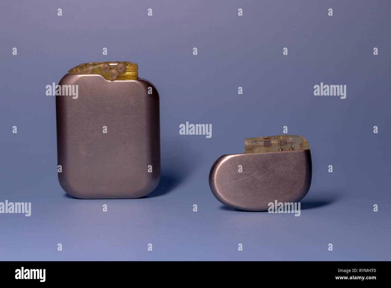 Zwei alten Schrittmacher Sammlung auf neutralem Hintergrund. Implantierbare Geräte in den Menschen. High-tech-Medizin. Stockfoto