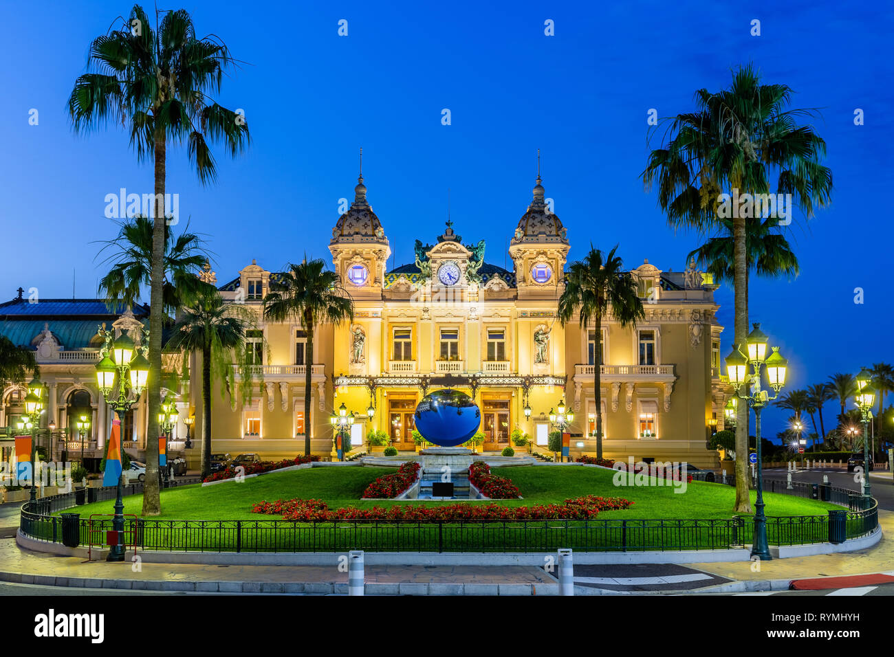 Monte Carlo, Monaco. Vor dem Grand Casino in der Abenddämmerung. Stockfoto