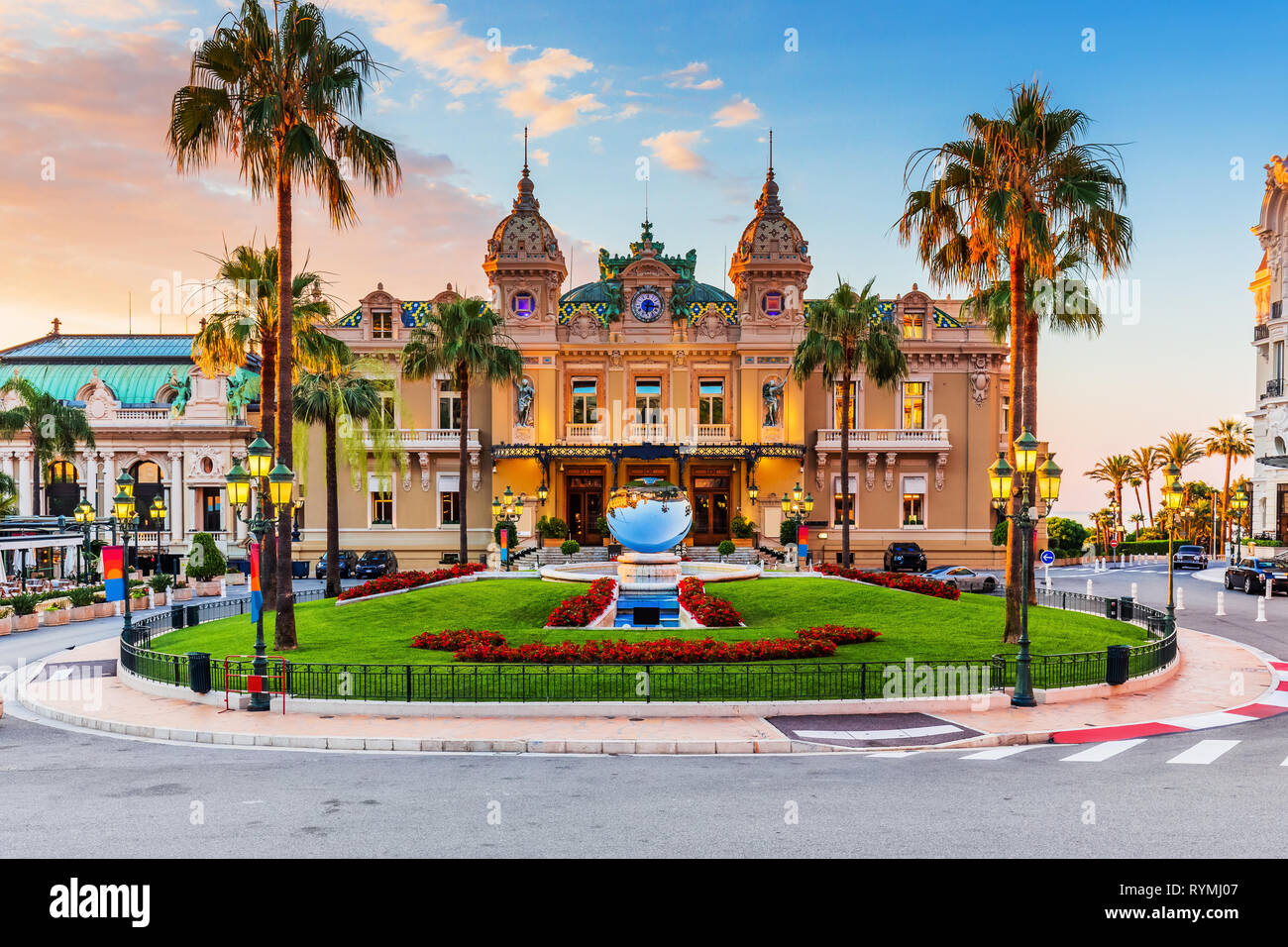 Monte Carlo, Monaco. Vor dem Grand Casino bei Sonnenaufgang. Stockfoto
