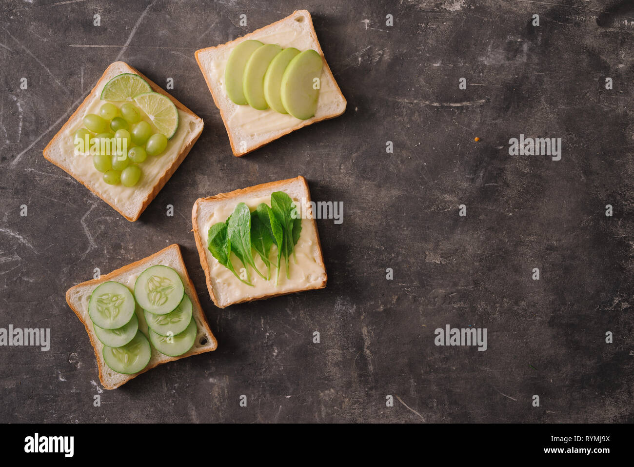 Eine Vielzahl von Obst und Brot in einen dunklen Hintergrund Stockfoto