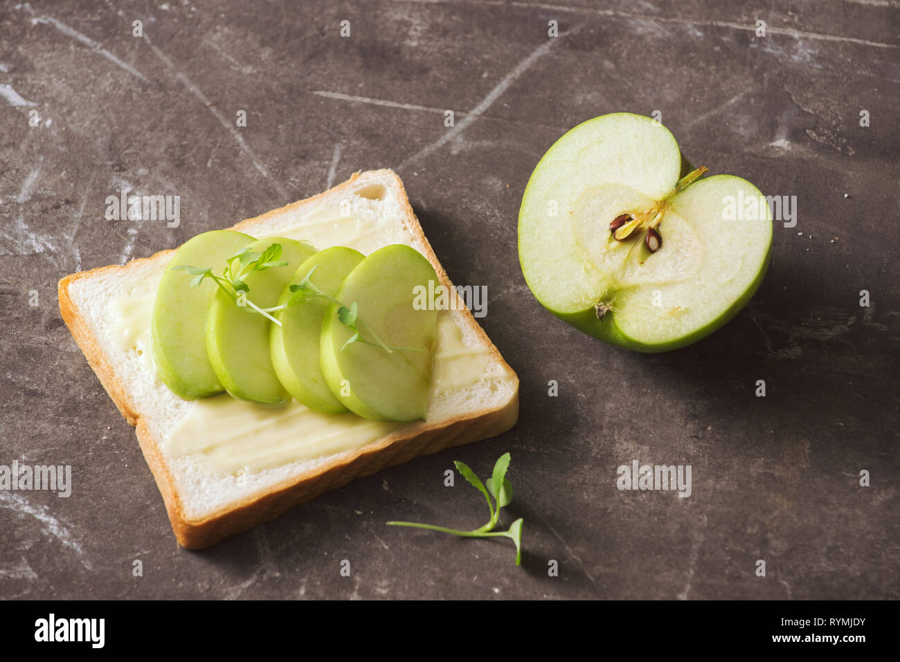 Eine Vielzahl von Obst und Brot in einen dunklen Hintergrund Stockfoto