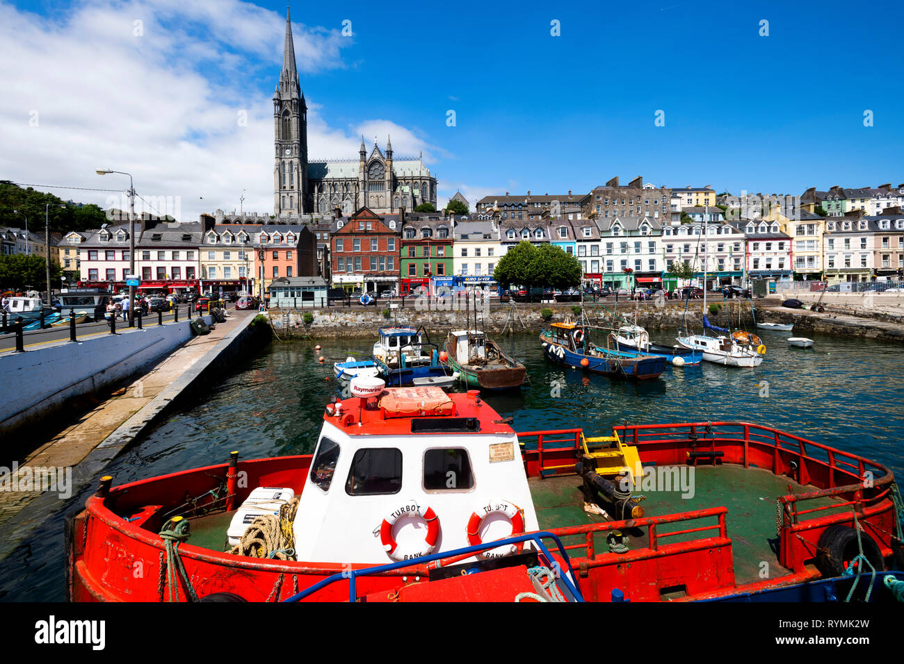 St. Colemans Kathedrale und Cobh Harbour im County Cork Stockfoto