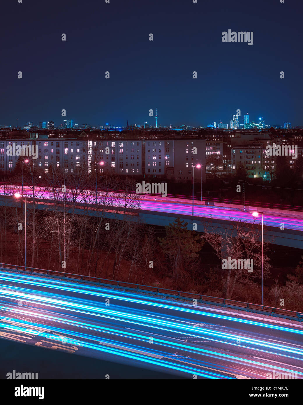Berlin bei Nacht mit all diesen schönen Lichter der Stadt in einer anderen modernen Look. Neoncity Cyberpunk aussehen. Stockfoto