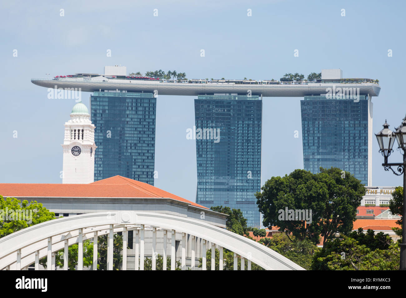 Blick auf die Marina Bay Sands und andere Architektur entlang der North Bridge Road, Singapur. Stockfoto