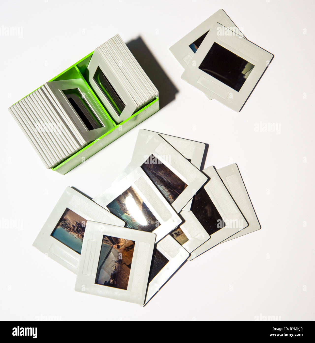 Jahrgang 35 mm Farbe transparent Folien aus weißem Kunststoff Halterungen. jetzt veraltet Folie Farbe Film mit SLR Kamera genommen. Erinnerungen für die Familie. Stockfoto