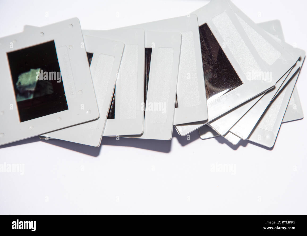 Jahrgang 35 mm Farbe transparent Folien aus weißem Kunststoff Halterungen. jetzt veraltet Folie Farbe Film mit SLR Kamera genommen. Erinnerungen für die Familie. Stockfoto