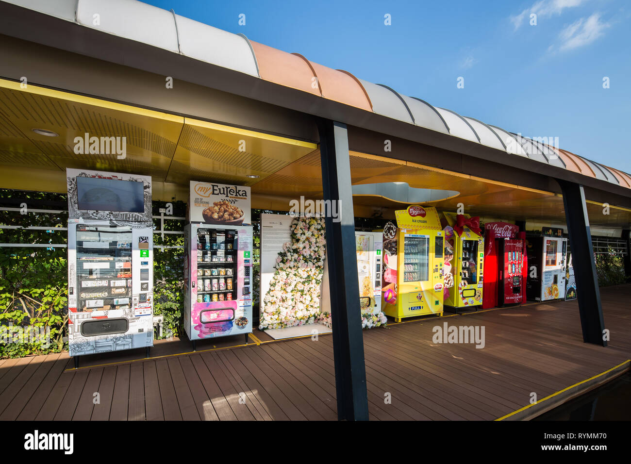 Farbenfrohe Verkaufsautomaten, die Seite an Seite am Sentosa Boardwalk in Singapur stehen. Stockfoto