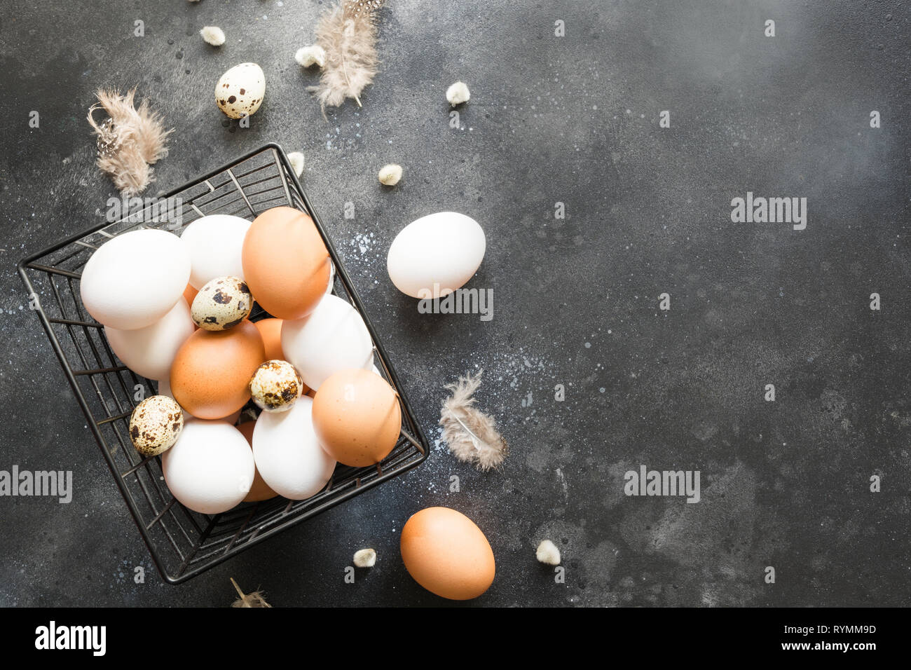 Organische weiße und braune Hühner Eier in der Schale. Ansicht von oben. Vintage dunkel. Stockfoto