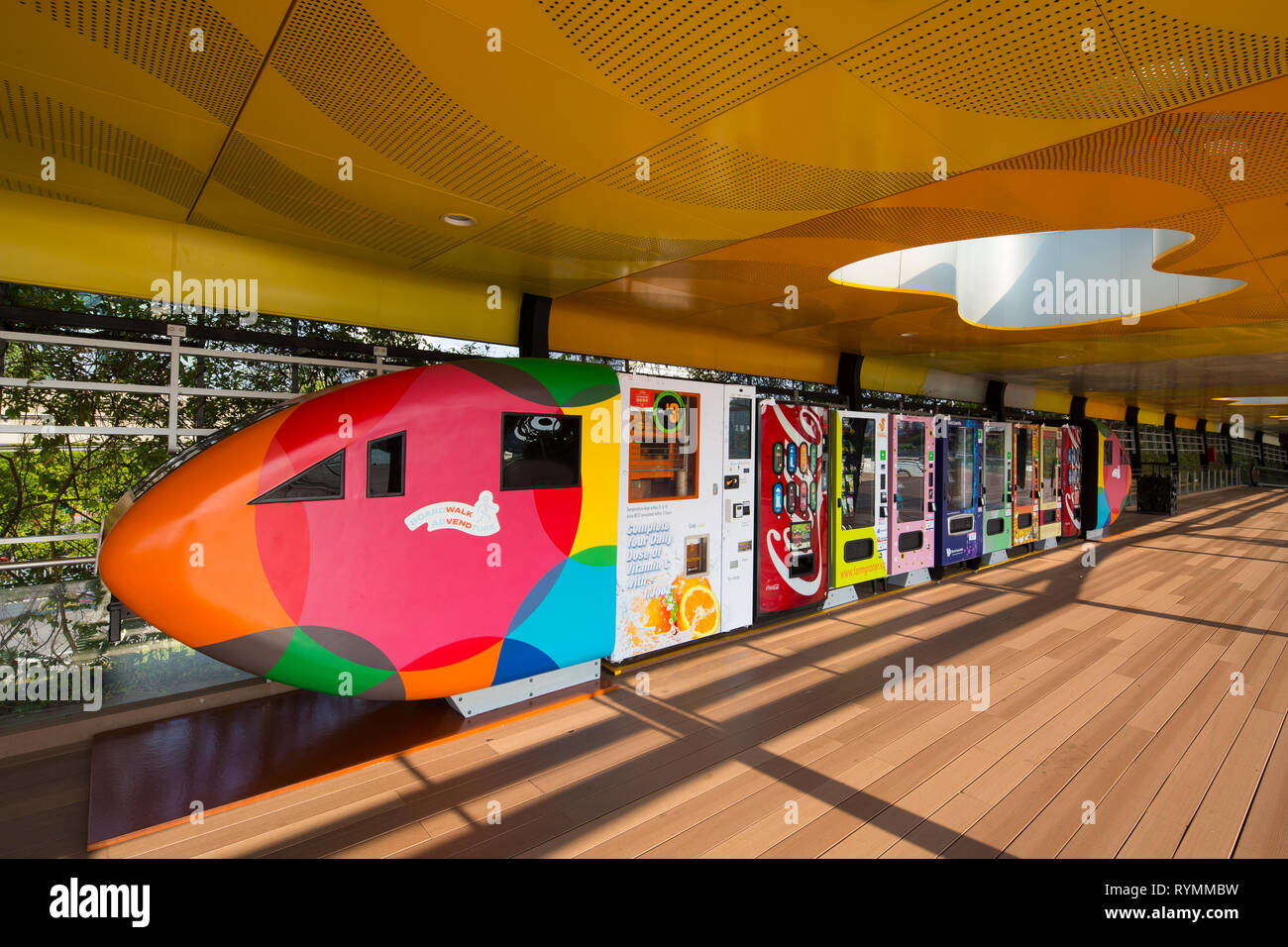 Farbenfrohe Verkaufsautomaten bieten verschiedene Produktauswahl. Praktisch und bequem. Sentosa Boardwalk. Singapur. Stockfoto