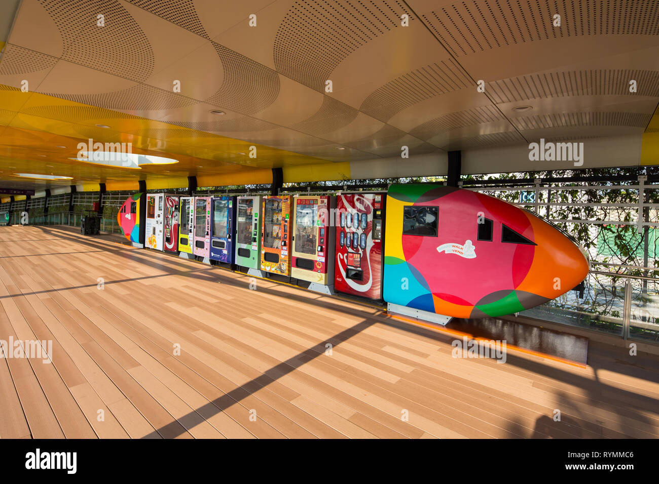 Farbenfrohe Verkaufsautomaten bieten verschiedene Produktauswahl. Praktisch und bequem. Sentosa Boardwalk. Singapur. Stockfoto