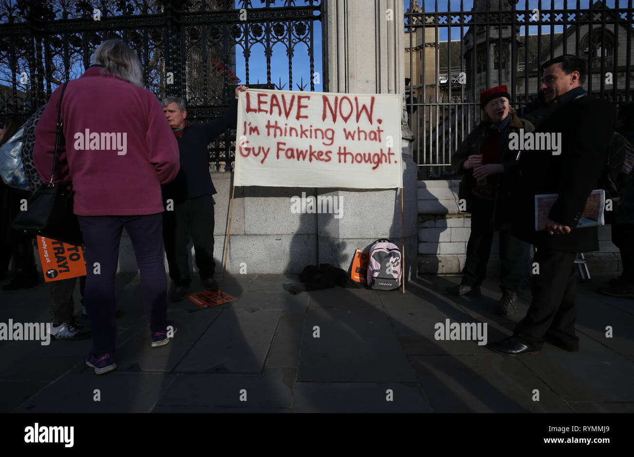 Demonstranten in Parliament Square, Westminster, London am Tag der Aussprache über die Verlängerung Artikel 50 Brexit Verhandlungen im Unterhaus. Stockfoto