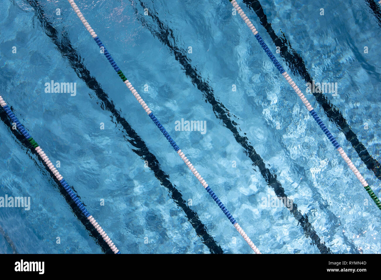 Wasser Wellen auf blau gefliesten olympisches Schwimmbad Hintergrund. Ansicht von oben Stockfoto