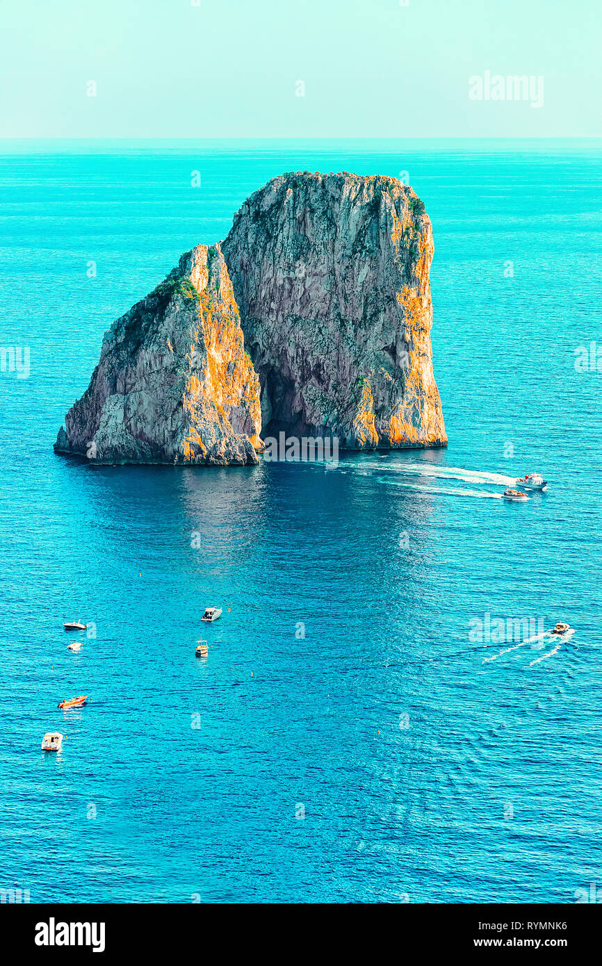 Die Insel Capri mit Faraglioni von Italien in Neapel. Landschaft mit blauen Mittelmeer an der italienischen Küste. Panorama von Anacapri in Europa. In Summe Stockfoto