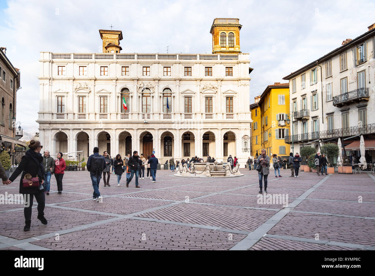 BERGAMO, Italien - 23. FEBRUAR 2019: Touristen auf der Piazza Vecchia Square und Ansicht des Palazzo Nuova (öffentliche Bibliothek Biblioteca Civica Angelo Mai) in Citta Stockfoto