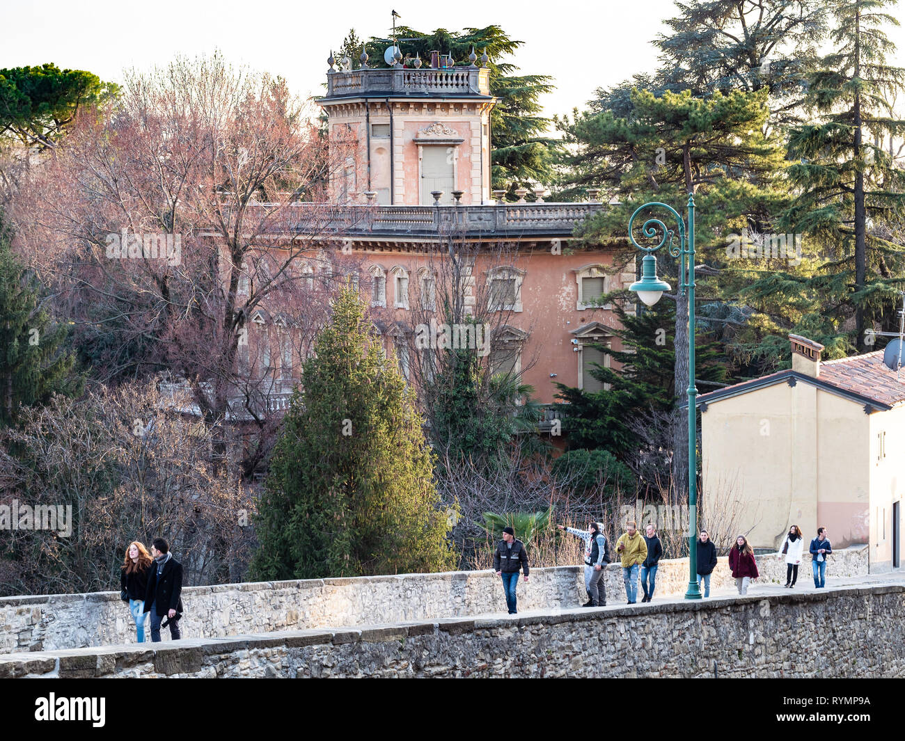 BERGAMO, Italien - 23. FEBRUAR 2019: Menschen gehen auf die Straße Via Sant Alessandro von Porta San Giacomo. Porta San Giacomo ist Gateway der Venezianischen Wa Stockfoto