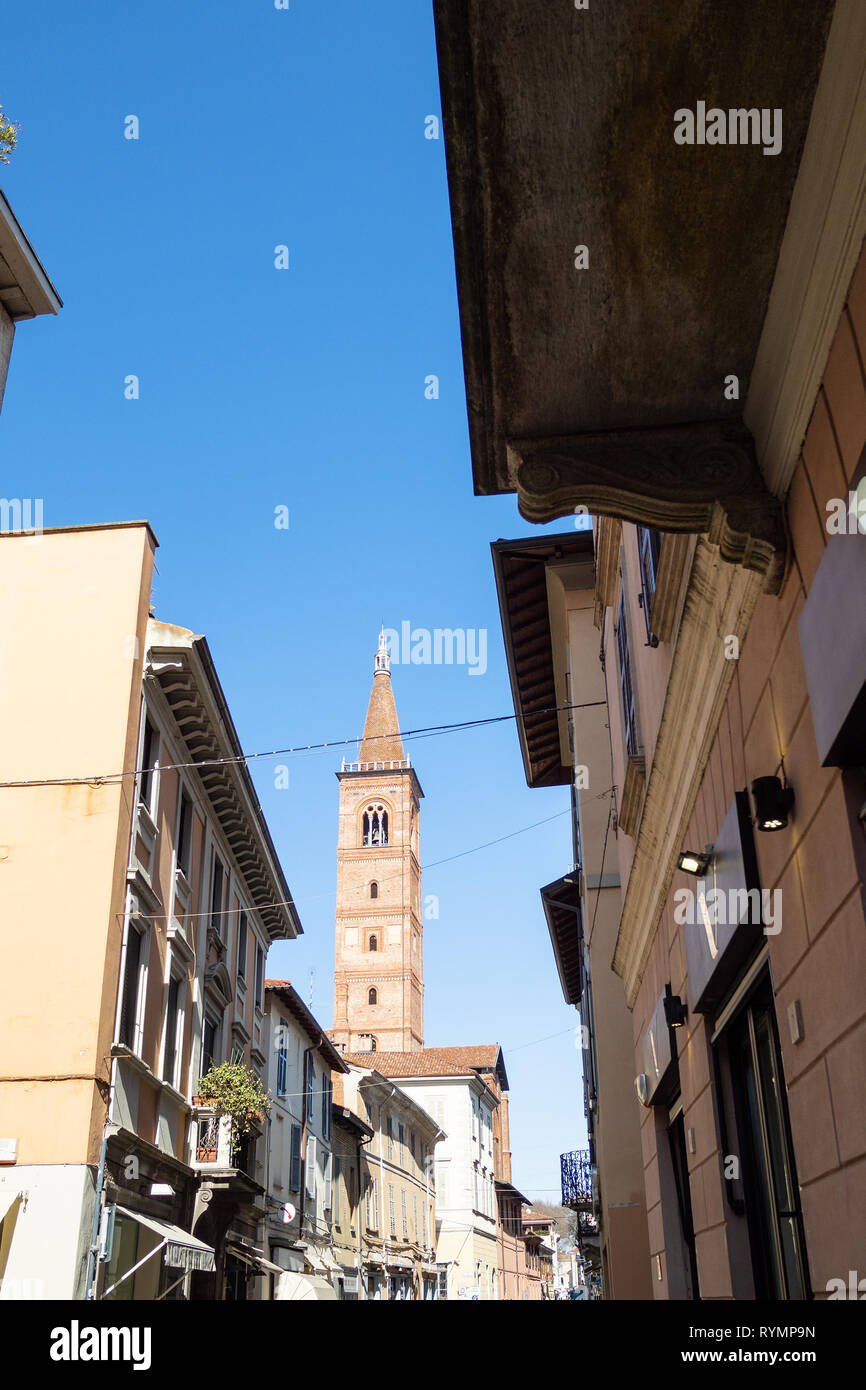 Reise nach Italien - Blick auf den Glockenturm der Kirche Chiesa di Santa Maria del Carmine aus Straße Via XX Settembre in Pavia Stadt, Lombardei in Morgen Stockfoto