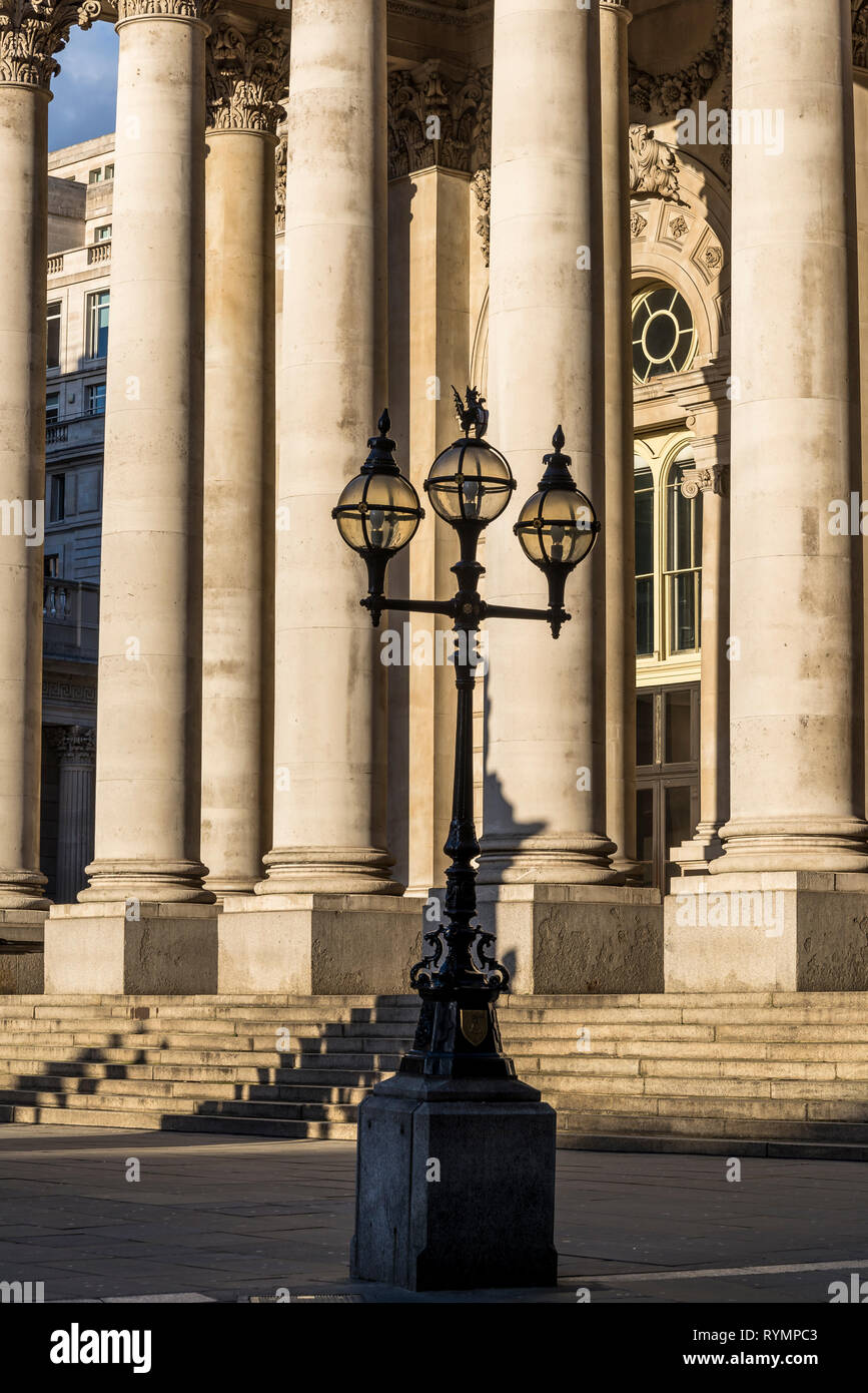 Die neo-klassische Fassade des Royal Exchange Gebäude, das im 19. Jahrhundert erbaut, City of London, England, Großbritannien Stockfoto