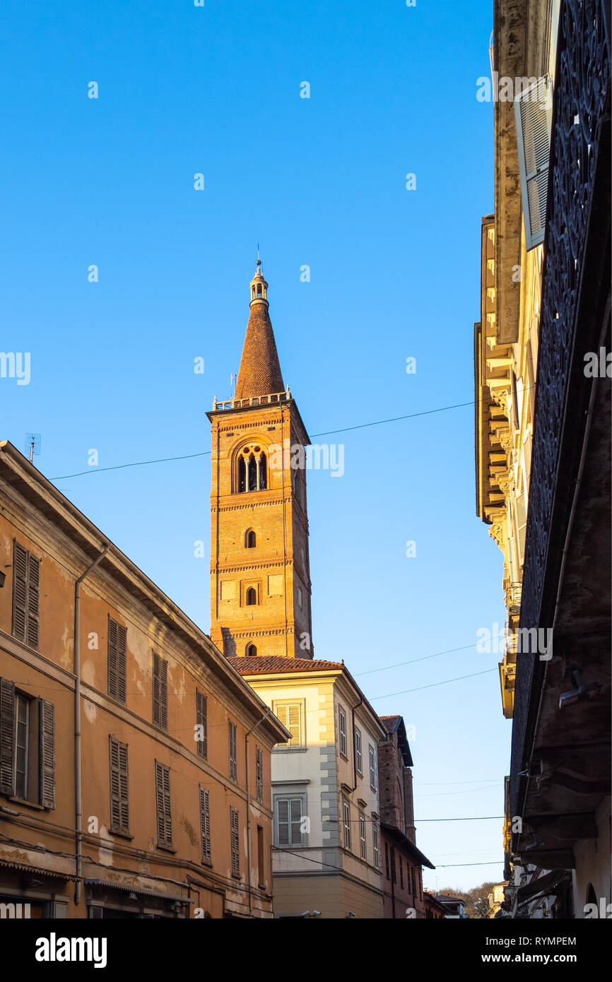 Reise nach Italien - Blick auf den Glockenturm der Kirche Chiesa di Santa Maria del Carmine aus Straße Via XX Settembre in Pavia Stadt, Lombardei bei Sonnenuntergang Stockfoto