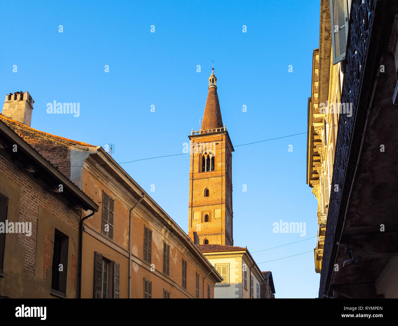 Reise nach Italien - Wohnungen Häuser und Glocke im Glockenturm der Kirche Chiesa di Santa Maria del Carmine auf der Straße Via XX Settembre in Pavia Stadt, Lombardei Stockfoto