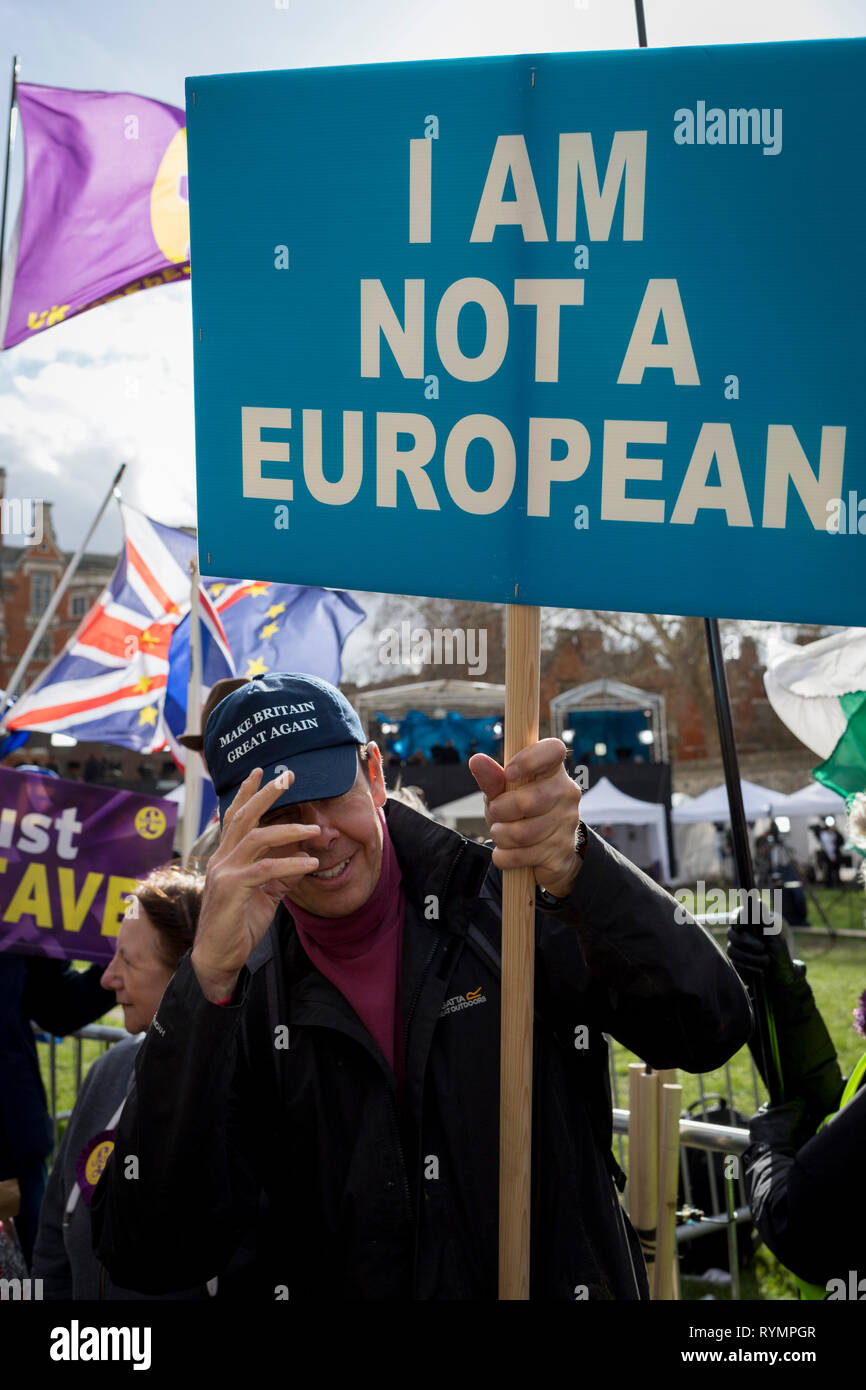 An dem Tag, an dem die Abgeordneten im Parlament Abstimmung über eine mögliche Verzögerung auf Artikel 50 über die EU-Brexit Verhandlungen von Premierminister Theresa May, Brexiteer Schulabgänger, die keine europäische Bankenzentrum Proteste auf College Green, am 14. März 2019, in Westminster, London, England. Stockfoto