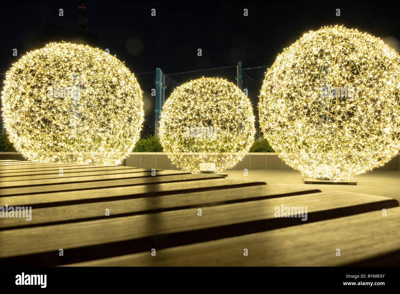 Große helle Kugel Dekorationen in der Nähe von einem Einkaufszentrum in Bangkok, Thailand Stockfoto