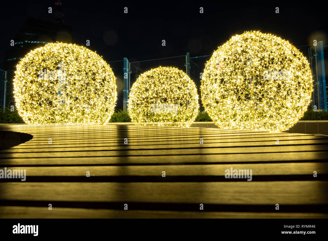 Große helle Kugel Dekorationen in der Nähe von einem Einkaufszentrum in Bangkok, Thailand Stockfoto