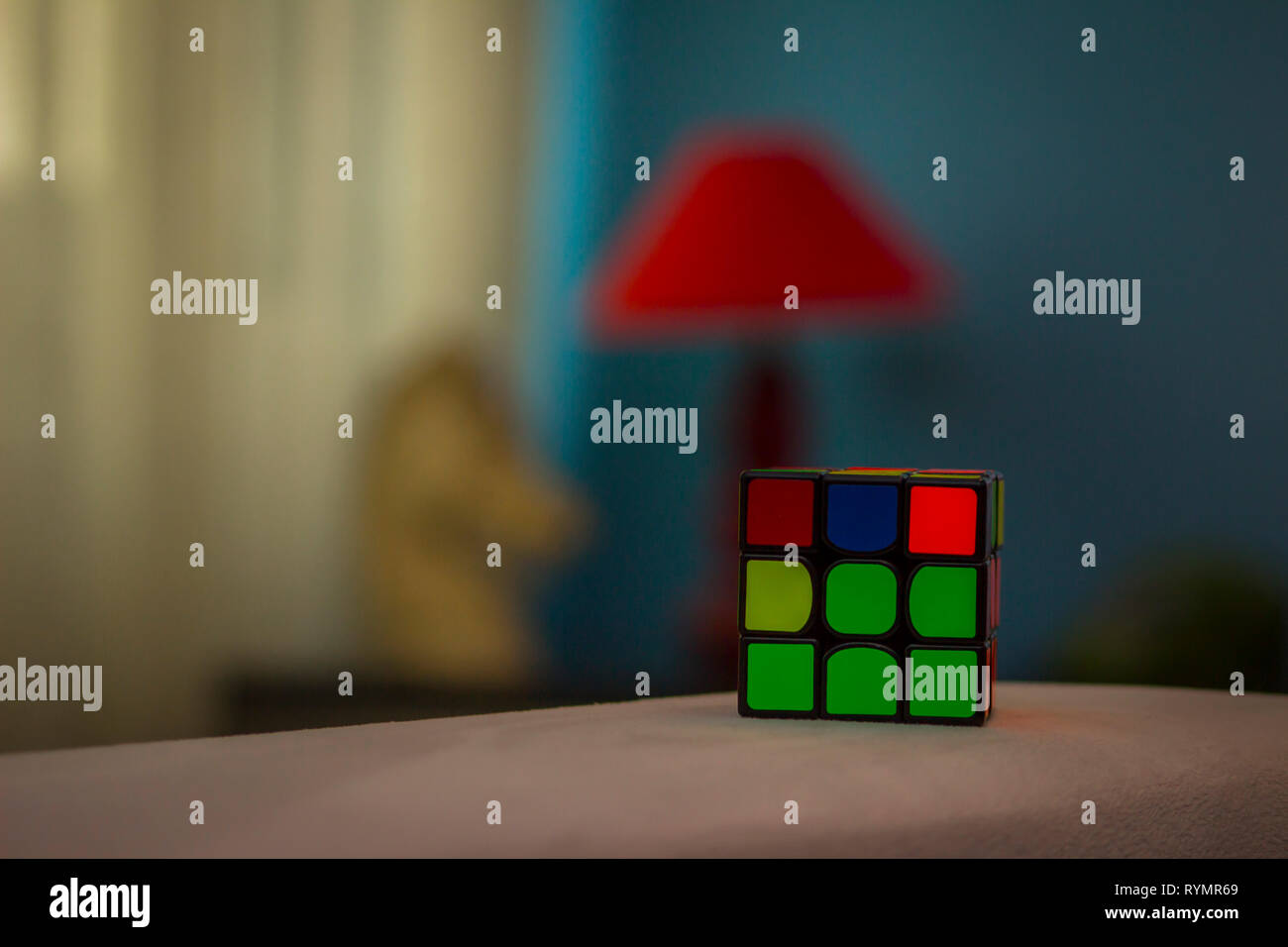 Rubik's Cube in einem Innenraum Umwelt Stockfoto