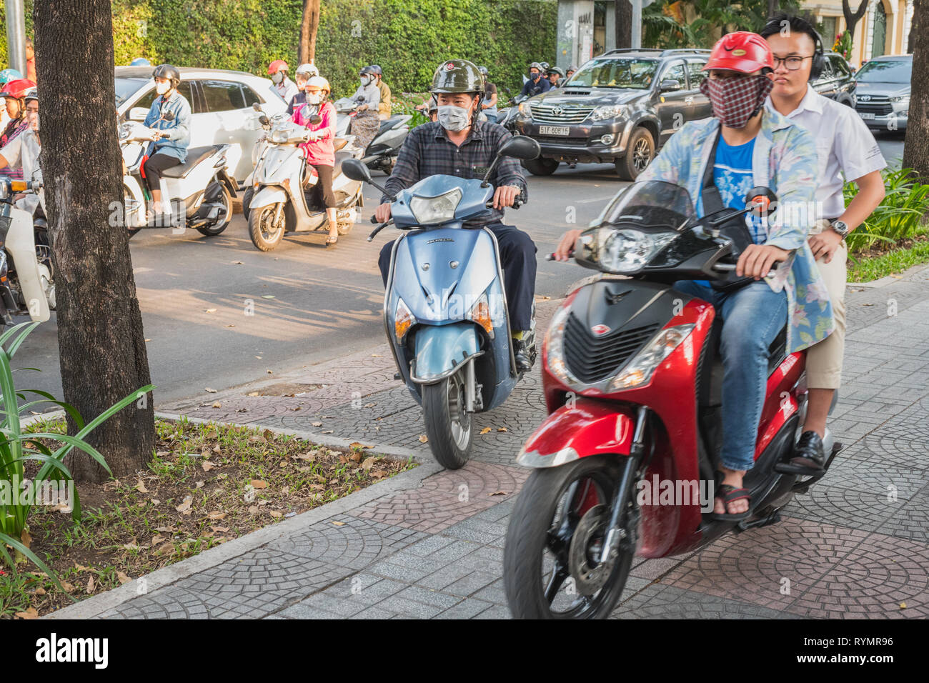 Ho Chi Minh City, Vietnam - Januar 9, 2019: zwei Motorräder fahren auf dem Bürgersteig während der Rush Hour. Stockfoto
