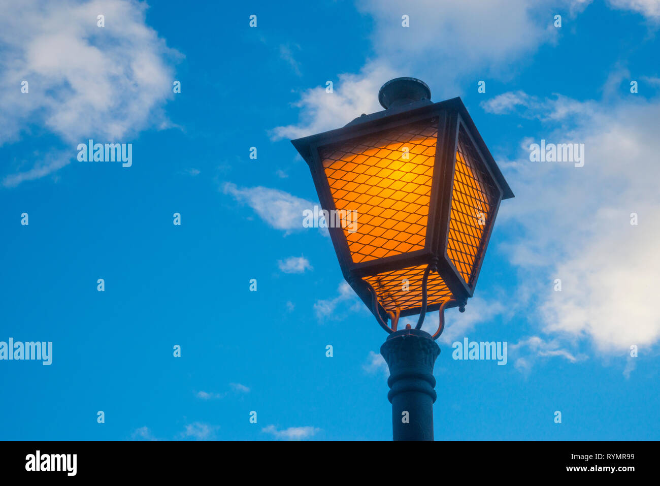 Street Light gegen den blauen Himmel. Stockfoto