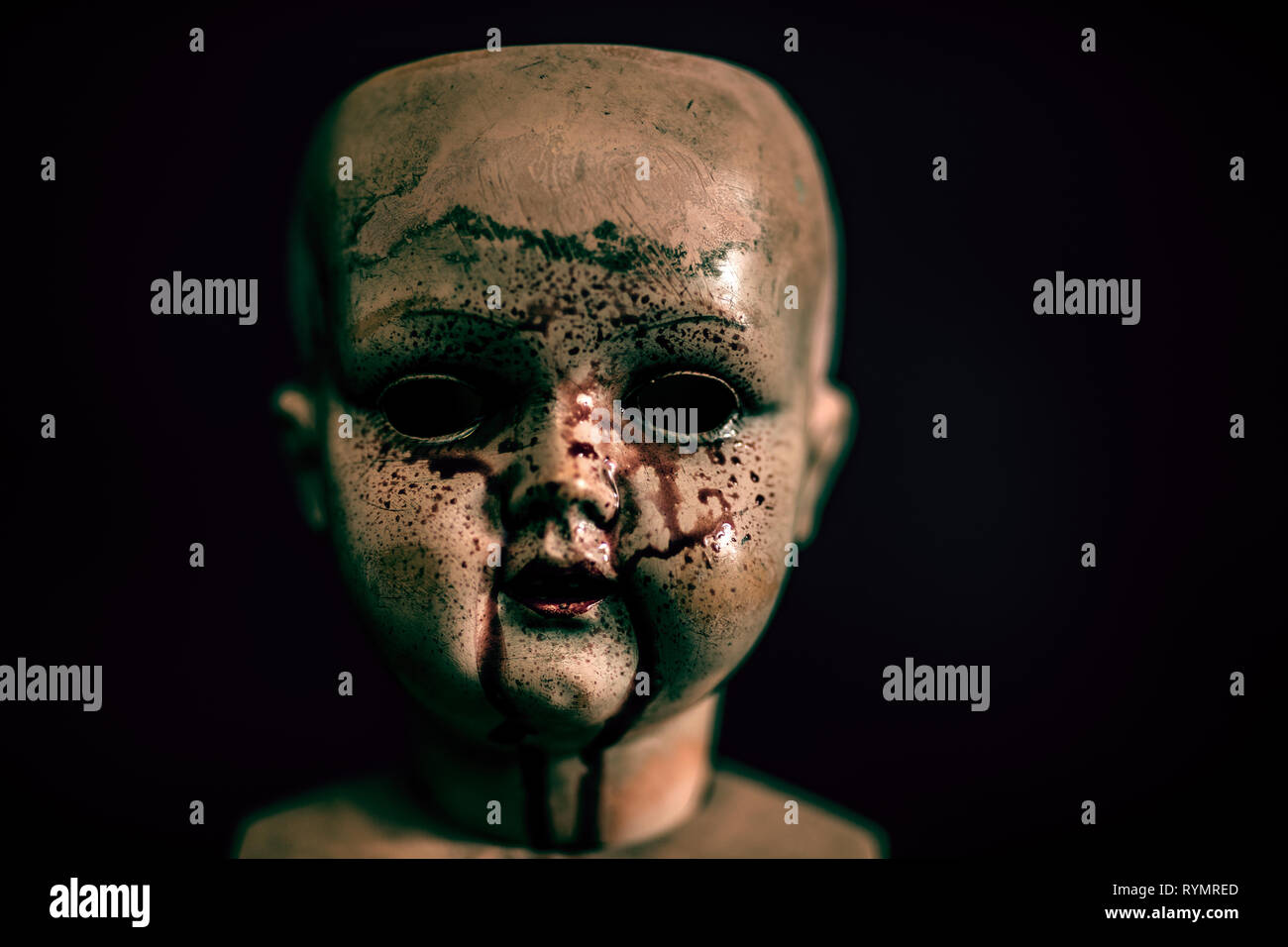 Creepy blutigen Puppe in der Dunkelheit Stockfoto
