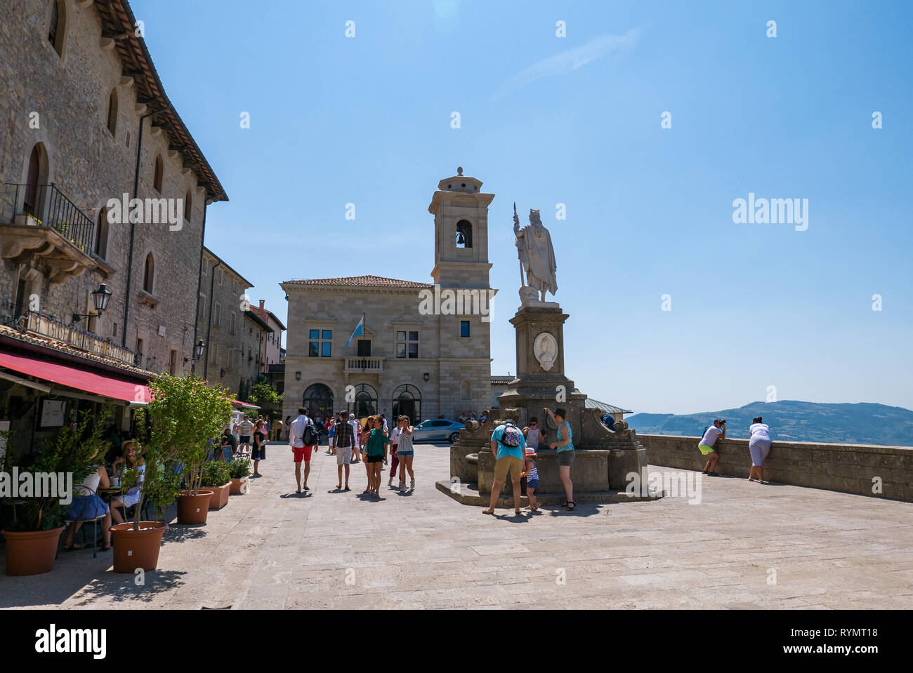 SAN MARINO, DIE REPUBLIK SAN MARINO - 6. AUGUST 2018: Touristen schlendern auf der Piazza della Libertà in San Marino Stockfoto