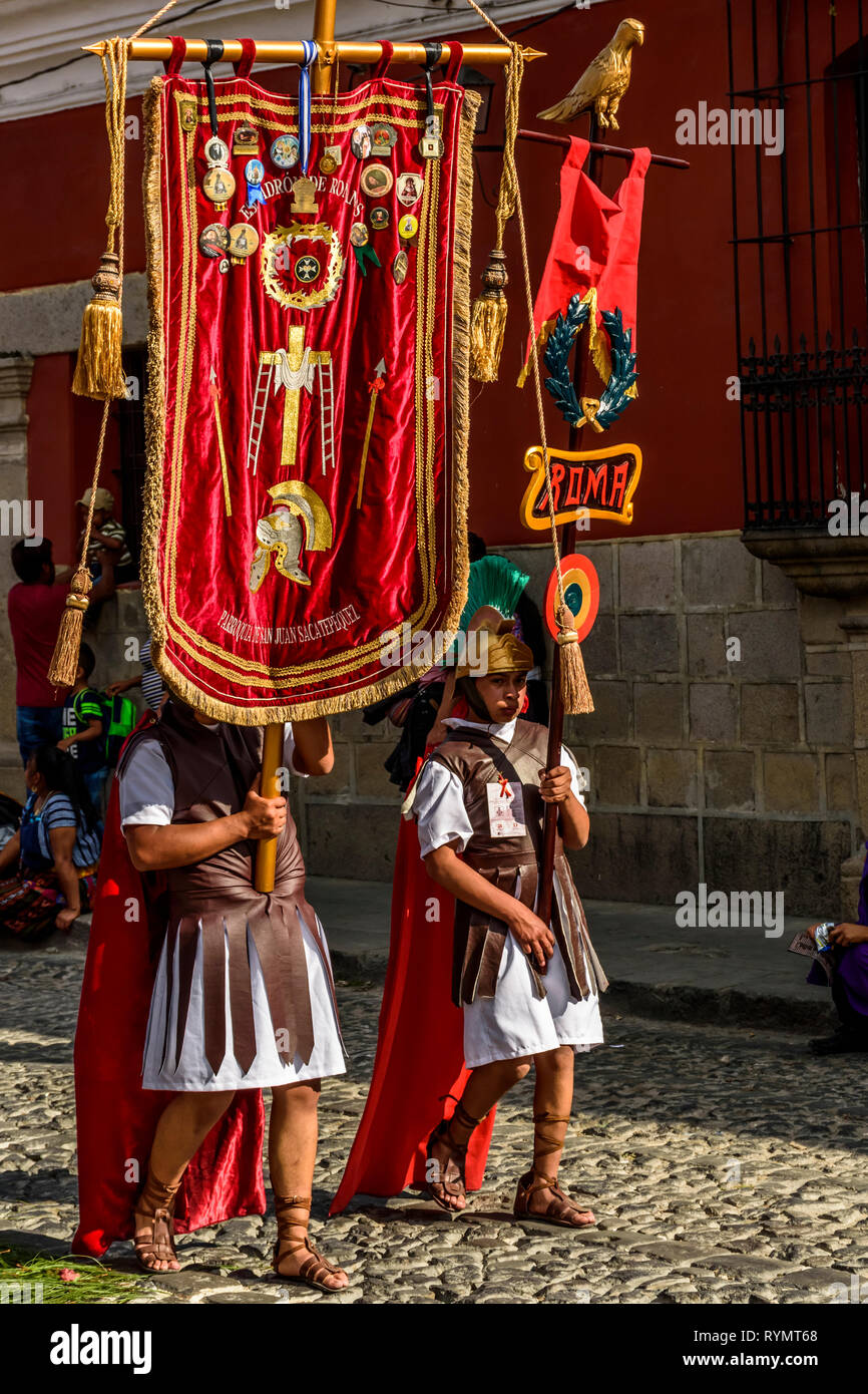 Antigua, Guatemala - Februar 18, 2018: Römer in der Fastenzeit Prozession in der kolonialen Stadt mit dem berühmtesten Feierlichkeiten zur Karwoche in Lateinamerika. Stockfoto