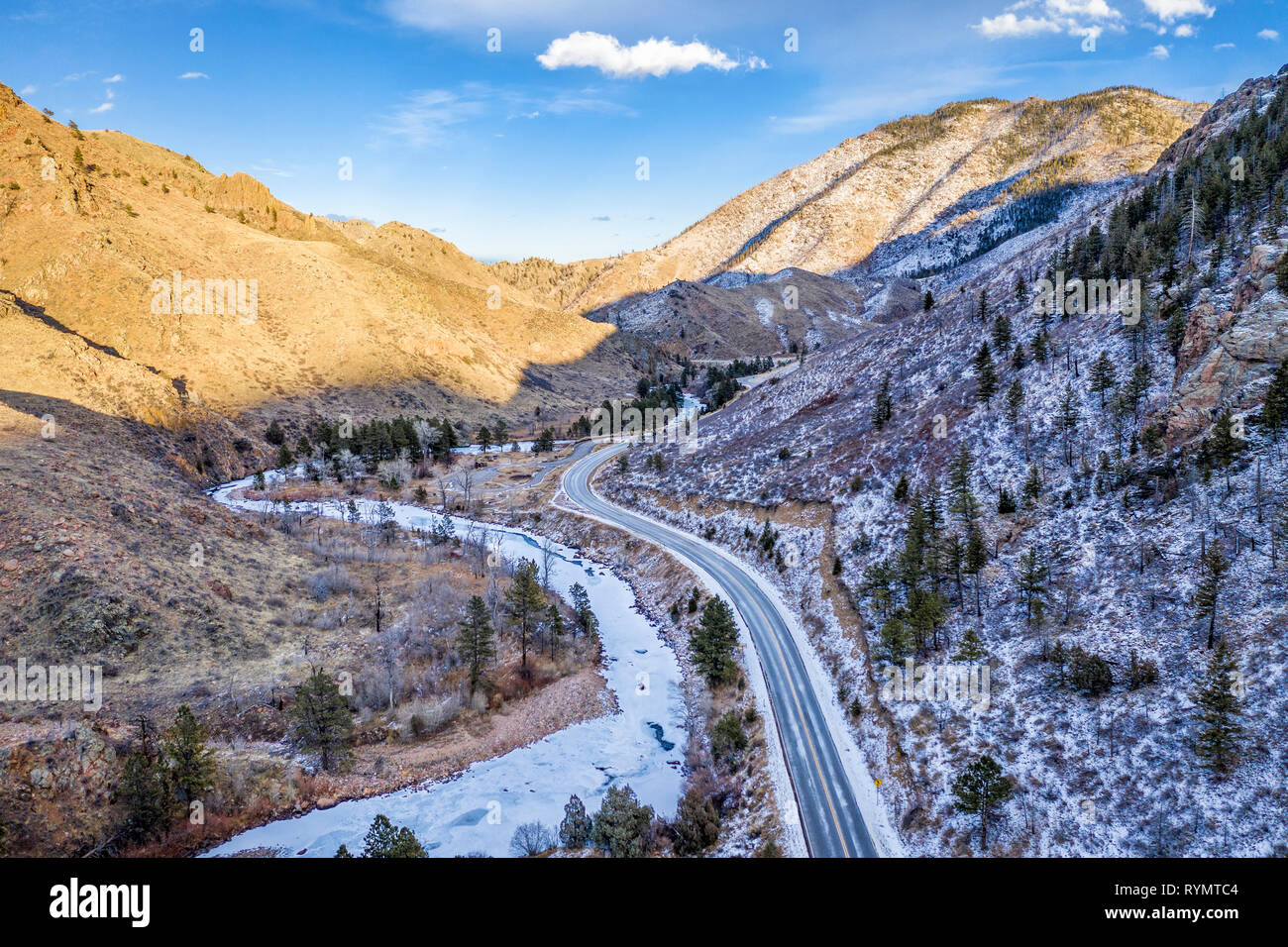 Schlucht in den Rocky Mountains in Colorado - Poudre Fluss im Winter Landschaft, Antenne Perspektive Stockfoto