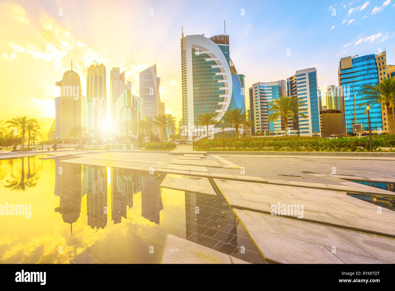 Malerische Doha West Bay Hochhäuser bei Sonnenuntergang Licht im Wasser der Park in der Innenstadt von widerspiegelt. Moderne Wolkenkratzer der Skyline von Doha in Katar, Naher Osten Stockfoto