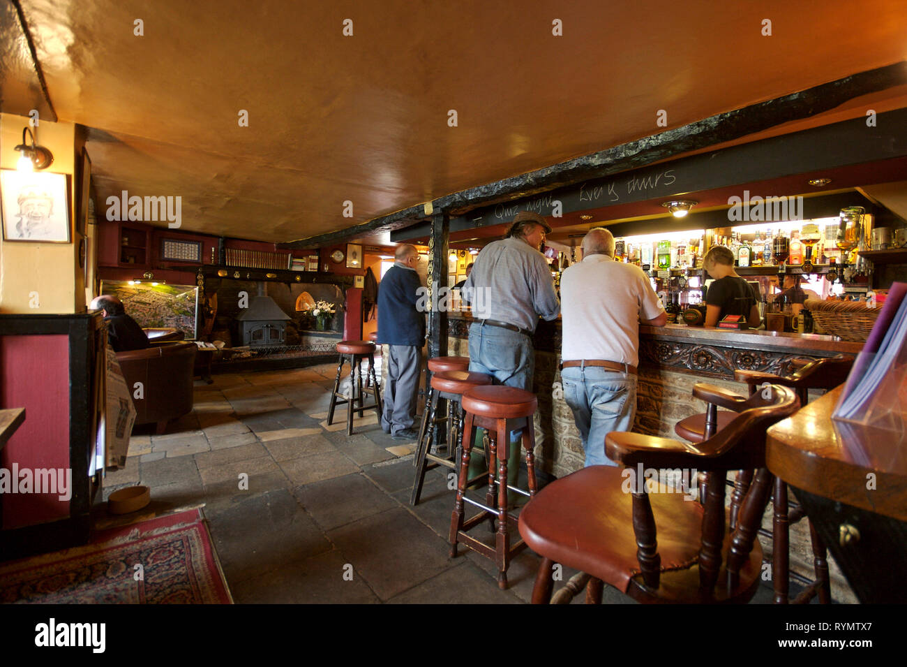 English Village Pub Interieur mit Kunden an der Bar Stockfoto